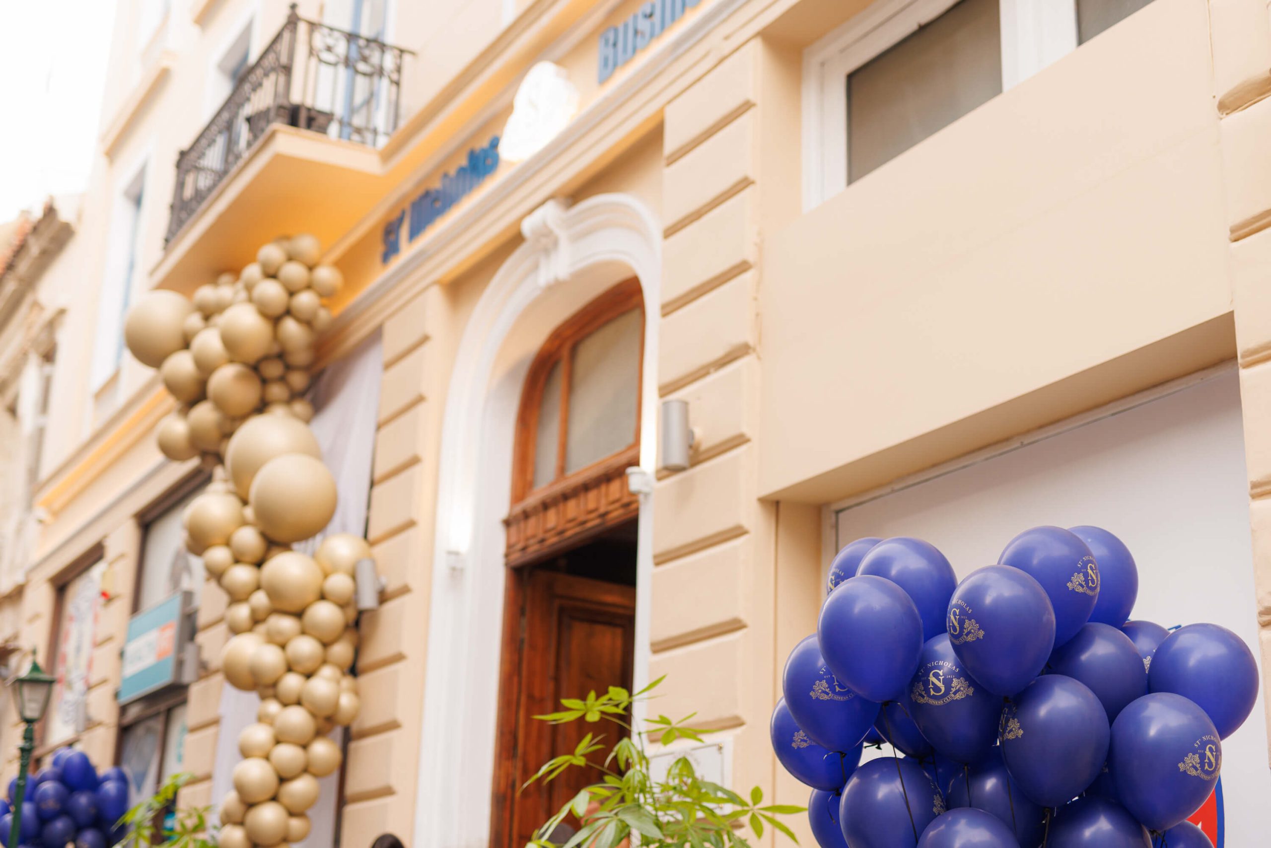 stNicholas-business-club-entrance-with-balloons